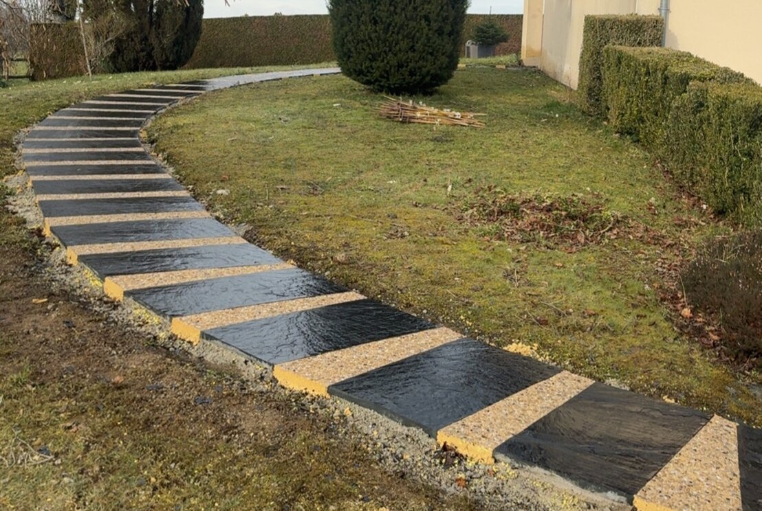 Allée de jardin en pierre et gravier