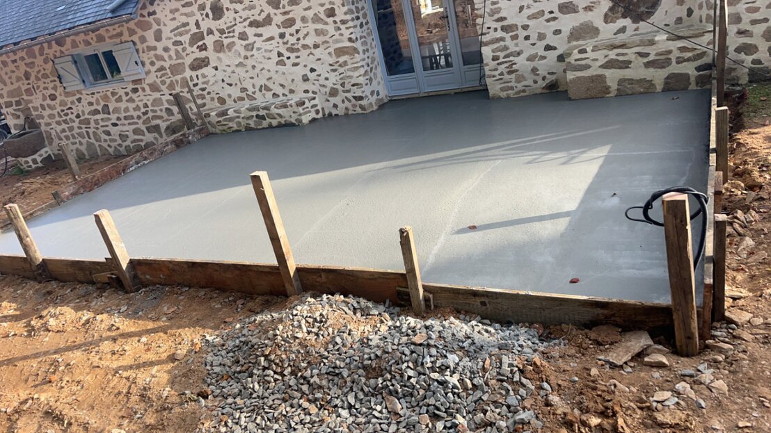 Finition d’une dalle béton à la taloche